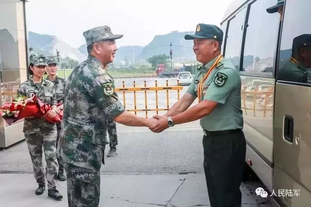 譚斌的先進(jìn)事跡被廣大官兵知悉后紛紛表示要向他學(xué)習(xí)圖為旅領(lǐng)導(dǎo)在旅大門口親自迎接這位功臣